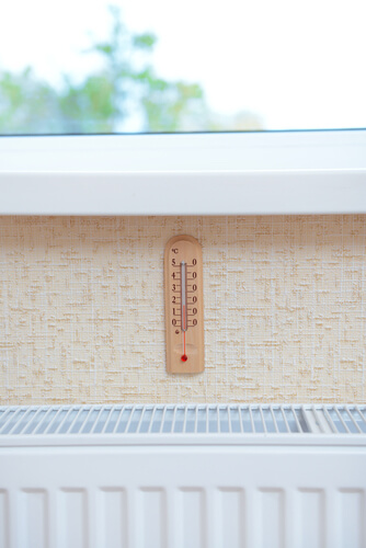 En termometer ovanför en radiator