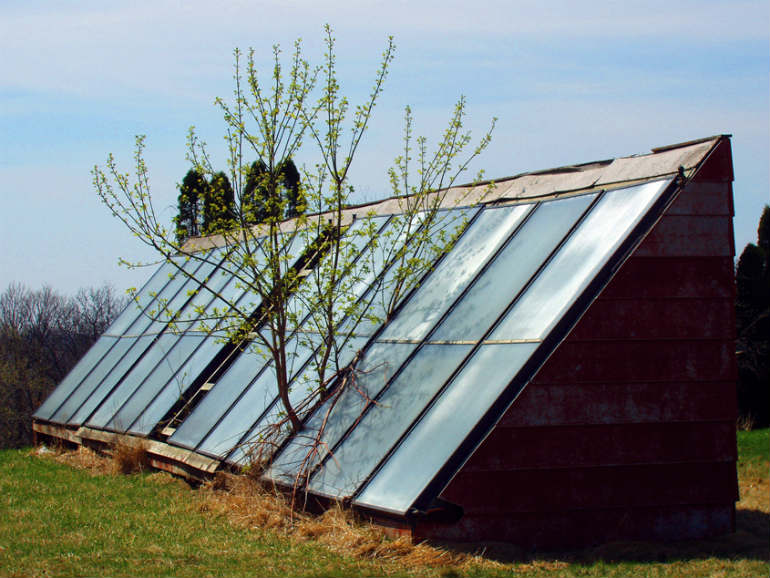 solenergi genereras med hjälp av solpaneler på fasad
