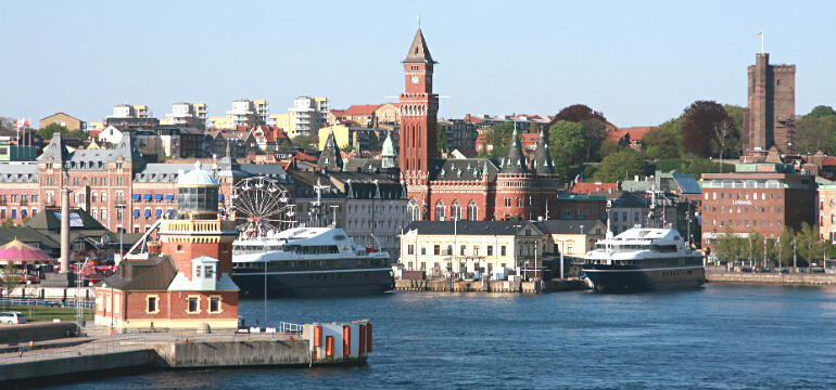 Helsingborgs hamn en fin dag med blå himmel
